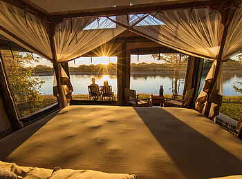 Luambe Camp: Blick aus dem Gästezelt bei Sonnenutergang auf den Luangwa Luambe Camp: Blick aus dem Gästezelt bei Sonnenutergang auf den Luangwa