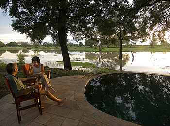 Luangwa Safari House: Am Swimming Pool Luangwa Safari House: Am Swimming Pool