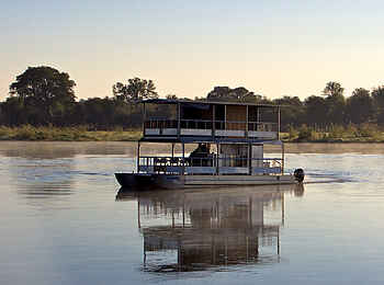Ndhovu Safari Lodge: Hausboot auf dem Okavango Ndhovu Safari Lodge: Hausboot auf dem Okavango