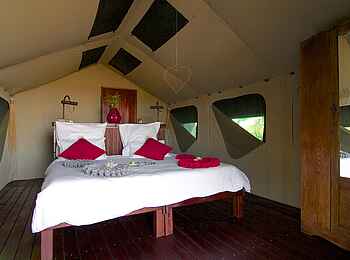 Nkasa Lupala Tented Lodge: Doppelbett im Leinwandzelt Nkasa Lupala Tented Lodge: Doppelbett im Leinwandzelt