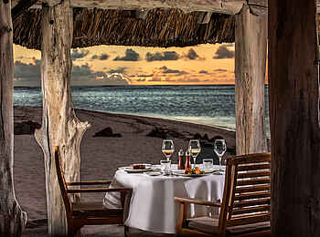 Paradis Beachcomber Golf Resort and Spa: Dinner am Strand Paradis Beachcomber Golf Resort and Spa: Dinner am Strand