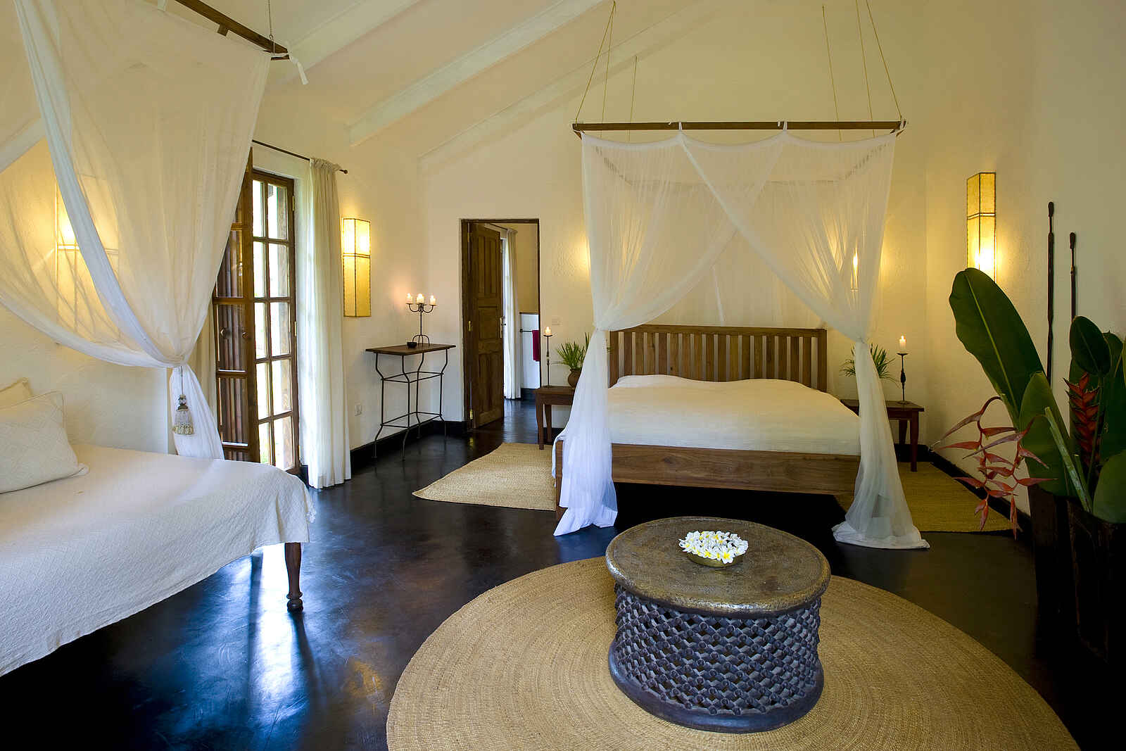 Plantation Lodge: Doppelbett mit Moskitonetz Plantation Lodge: Doppelbett mit Moskitonetz