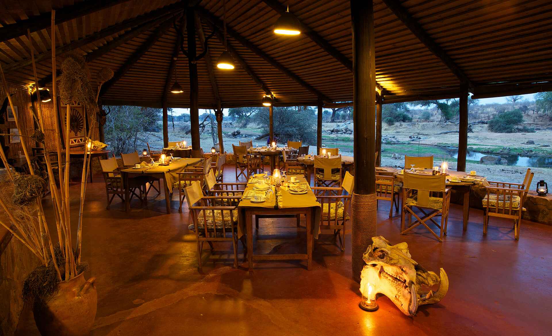 Foxes Safari Camps, Great Ruaha River, Ruaha National Park, Ruaha River Lodge, Restaurant, Afrikarma, Afrikarma Safaris, Afrikarma Safaris - Wildnis. Hautnah., Bar, Lounge, Sessel