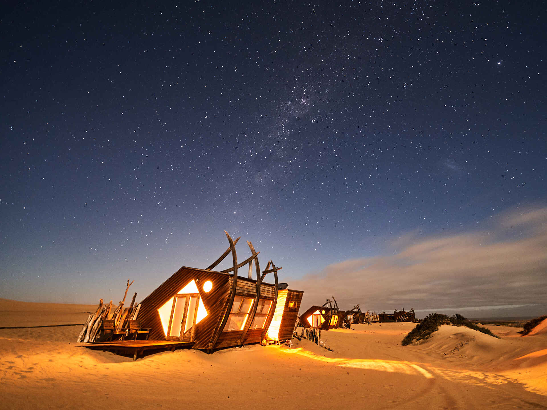Die Shipwreck Lodge unter dem Sternenhimmel