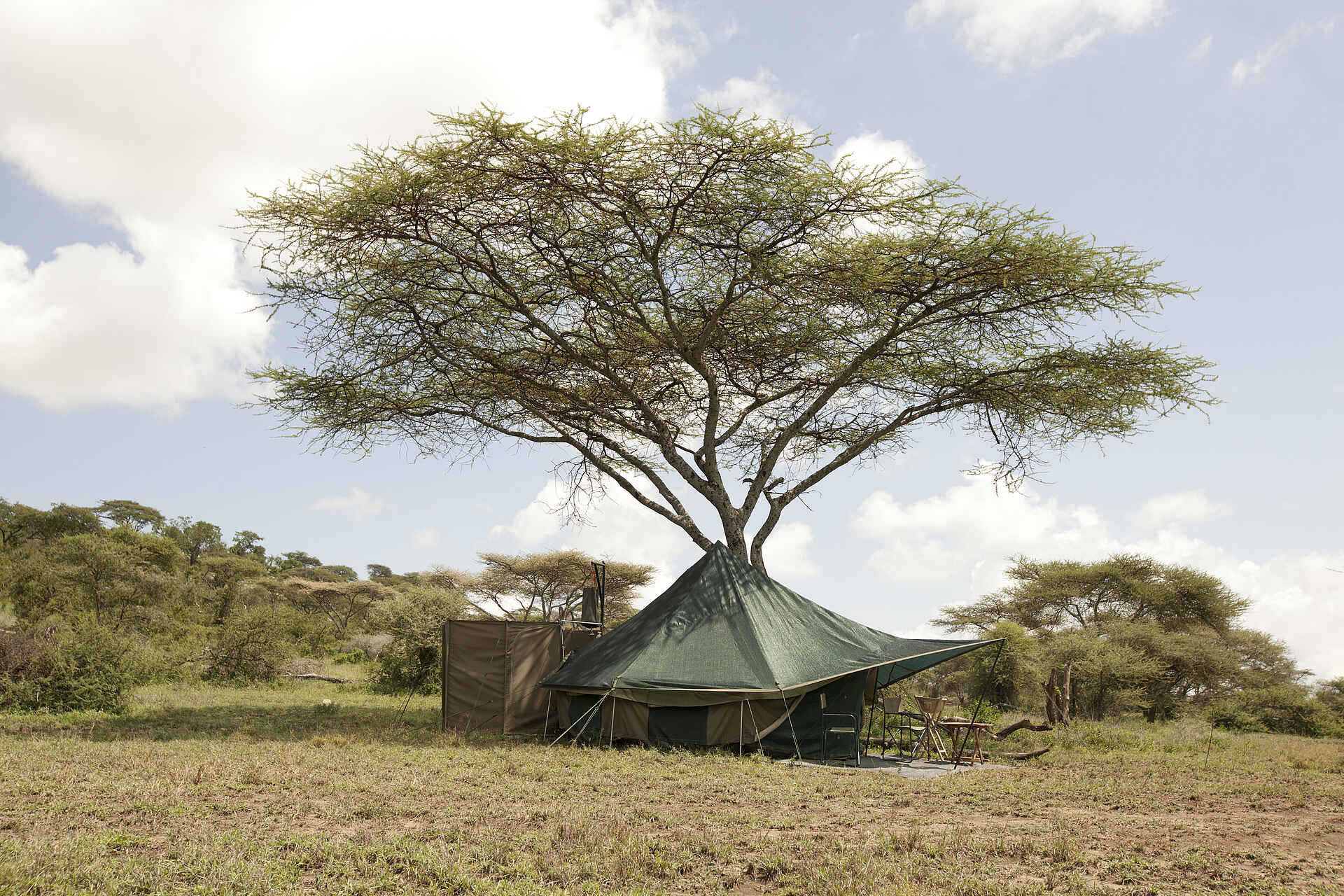 Naabi Hill, Serengeti, Tansania, Wayo Nabi Green Camp, Wayo Africa, Gästezelt, Privat, Toilettenzelt, Afrikarma, Afrikarma Safaris, Afrikarma Safaris – Wildnis. Hautnah., afrikarma.de