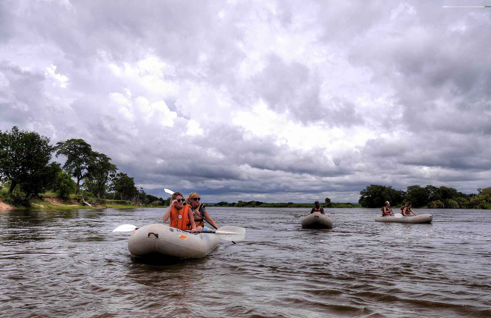 Zambezi Sands: Kanutour auf dem Sambesi Zambezi Sands: Kanutour auf dem Sambesi