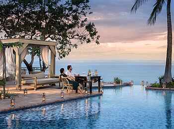 Bumi Hills Safari Lodge: Infinity Pool am Abend Bumi Hills Safari Lodge: Infinity Pool am Abend