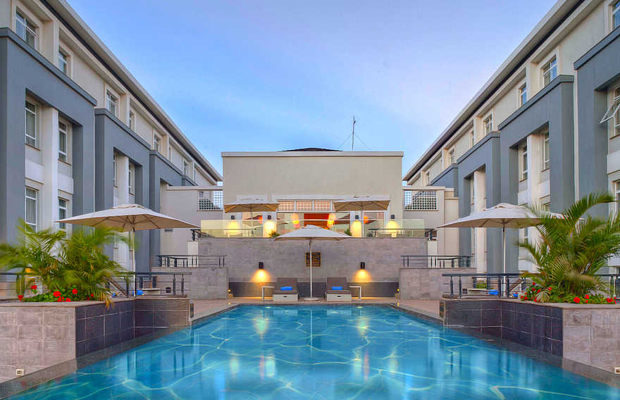 Eka Hotel: Frontalansicht des Pools Eka Hotel: Frontalansicht des Pools