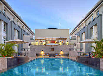 Eka Hotel: Frontalansicht des Pools