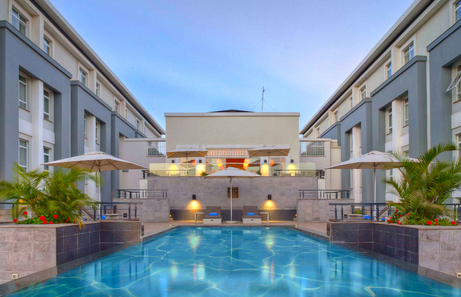 Eka Hotel: Frontalansicht des Pools