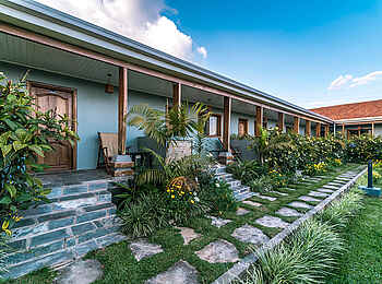 Five Volcanoes Boutique Hotel: Garten vor den Standardzimmern