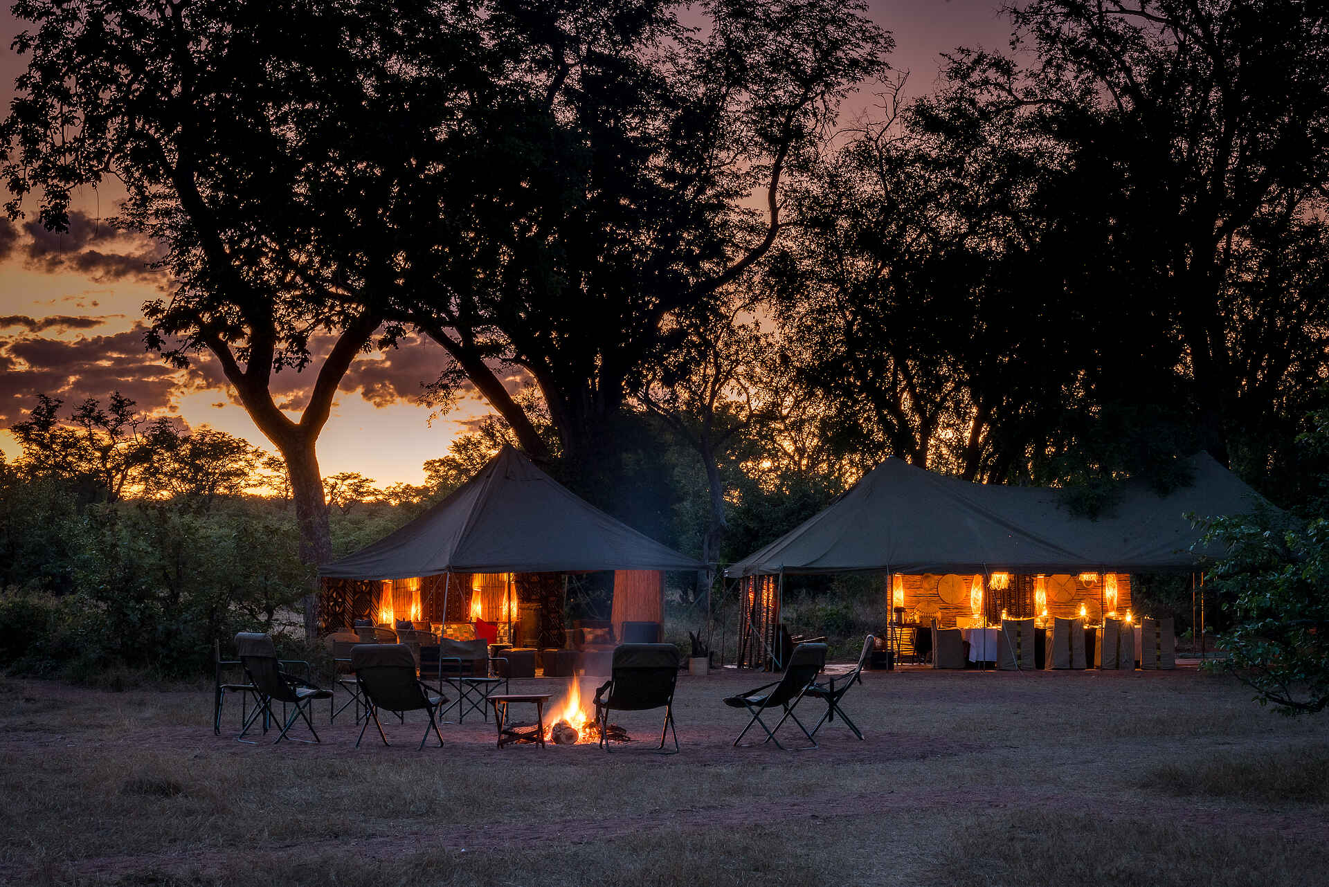 Hwange Bush Camp, Abendlicht, Bush Camp, David Carson, Feuerplatz, Gesamtansicht, Hauptzelt, Hwange National Park, Nacht, Sinamatella, Afrikarma, Afrikarma Safaris, Afrikarma Safaris. Wildnis. Hautnah., Afrikarma.de