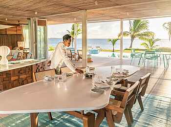 Time + Tide Miavana: Esstisch in einer Gästevilla
