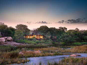 andBeyond Tengile River Lodge: Lage der Lodge am Sand River