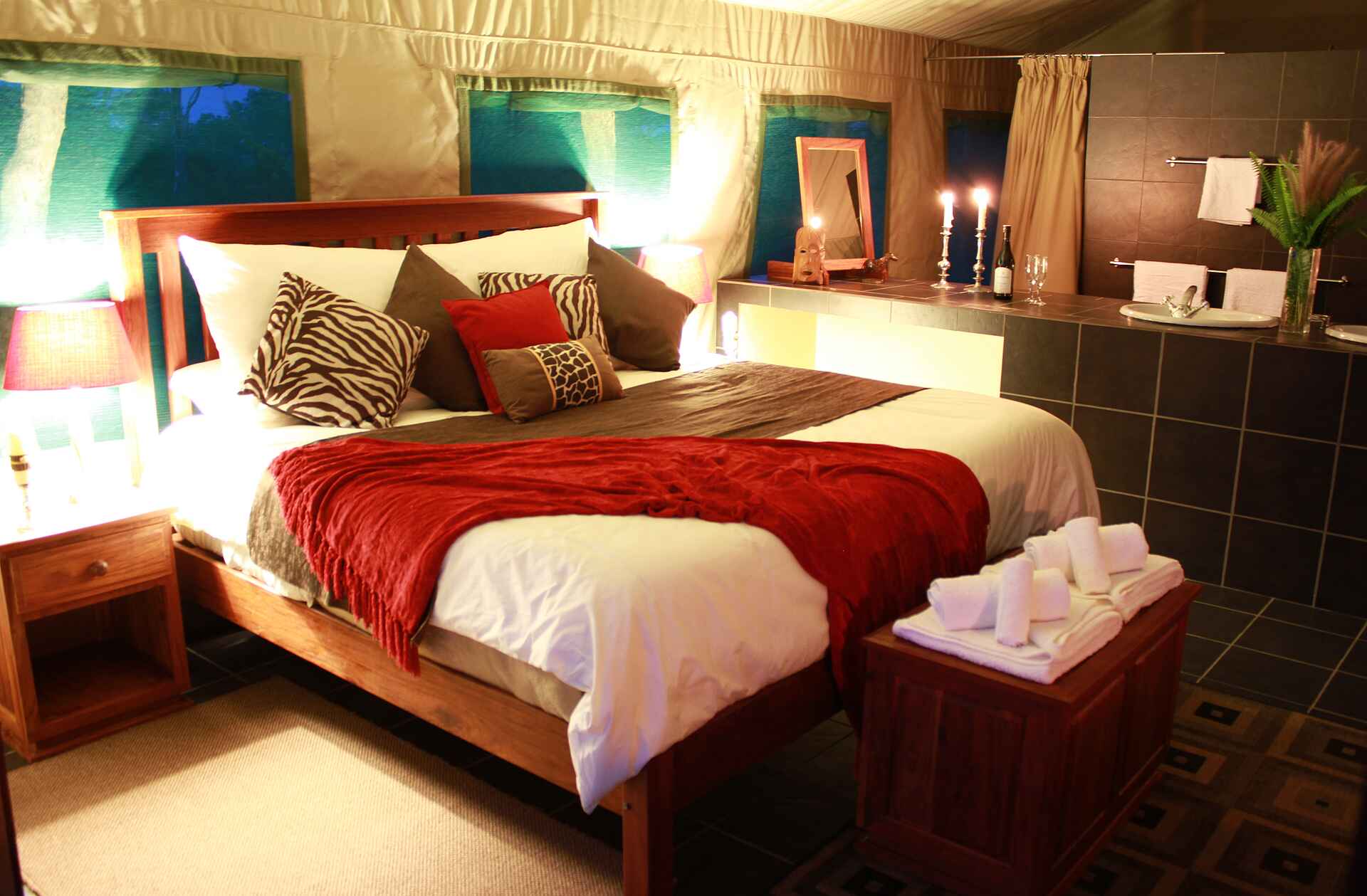 Bomani Tented Lodge, Hwange, Hwange National Park, Imvelo Safari Lodges, Simbabwe, Bett, Doppelbett, Einrichtung, Spurwing Suite, Zelte, Afrikarma, Afrikarma Safaris, Afrikarma Safaris - Wildnis. Hautnah., Afrikarma.de