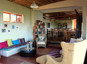 Chameleon Hills Lodge: Innenansicht von gemütlicher Lounge und Bar