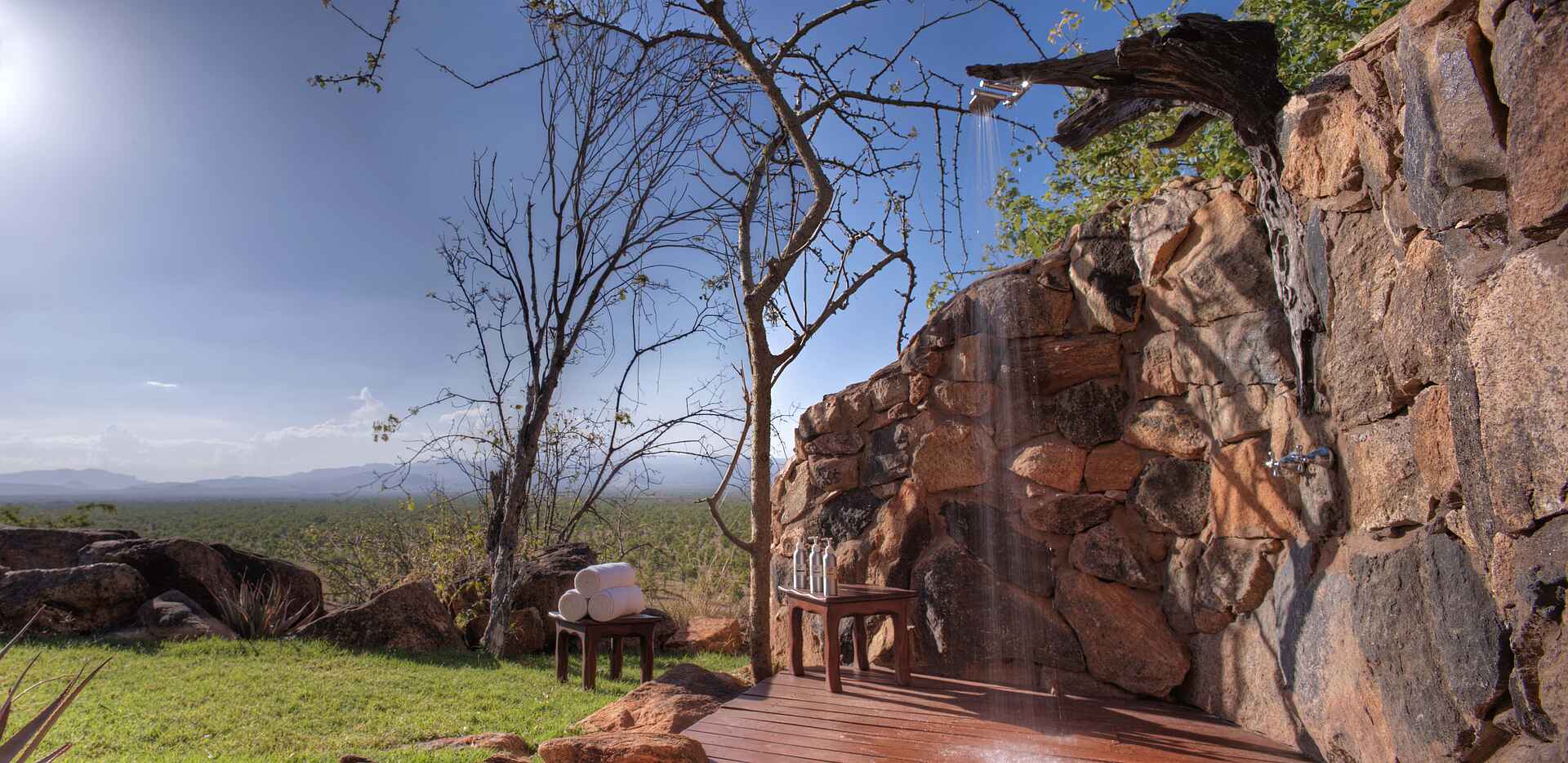 Afrika, Afrikareise, Afrikarma, Afrikarma.de, Auszeichnung, Breitmaulnashorn, Buchen, Cheli & Peacock, Cheli and Peacock, Cheli und Peacock, Eastcentral Kenya, Elsa's Kopje, Information, Kenia, Kenya, Liz Cheli, Luxus, Meru, Meru National Park, Meru Nationalpark, Nashorn, Ostzentralkenia, Reise, reisen, Reiseveranstalter, Rhino Sanctuary, Safari, Sopitzmaulnashorn, Stefano Cheli, Urlaub, www.afrikarma.de, Außendusche, Dusche, Garten, Gäste, Gästegebäude, Outdoor Shower, Private House