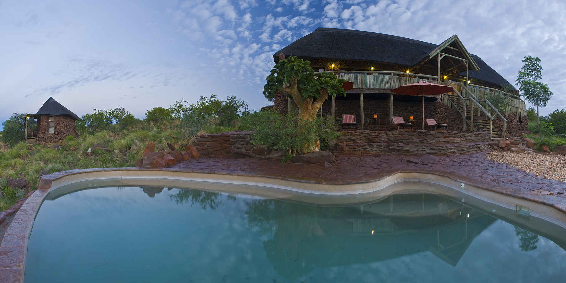 Grootberg Lodge: Pool vor dem Hauptgebäude Grootberg Lodge, Gesamtansicht, Hauptgebäude, Swimming Pool, Journeys Namibia, afrikarma, afrikarma Safaris, afrikarma.de