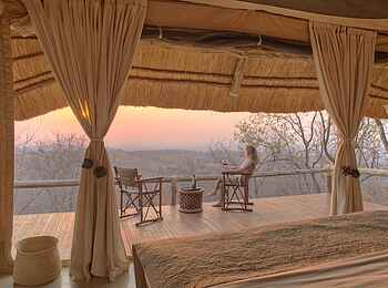 Ikuka Safari Camp: Eine private Terrasse bietet einen frontalen und einen seitlichen Ausblick