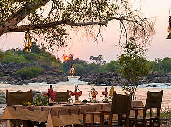 KaingU Safari Lodge: Dinner am Fluss