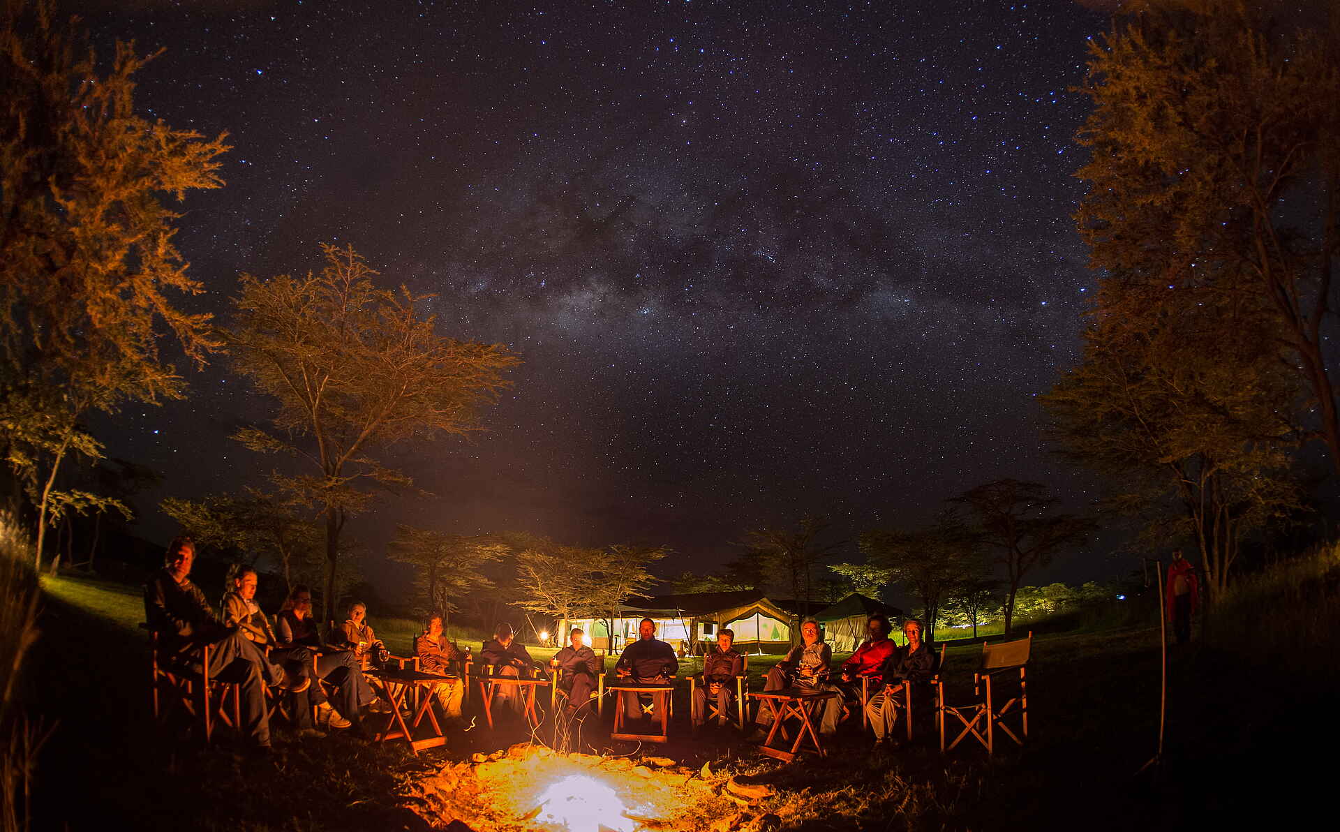 Fly Camping, Gold eco-rated, Kenia, Kicheche Bush Camp, Kicheche Camps, Masai Mara, Motorgie Prärie, Nachhaltig, Olare Motorgie Conservancy, Akazien, Boma, Feuer, Feuerstelle, Nacht, Regiestühle, Sternenhimmel, Afrikarma, Afrikarma Safaris, Afrikarma Safaris – Wildnis. Hautnah., afrikarma.de
