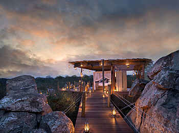 Lion Sands Kingston Treehouse: Zugbrücke am Abend