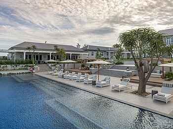 Long Lee Manor Lodge: Am Pool Long Lee Manor Lodge: Am Pool