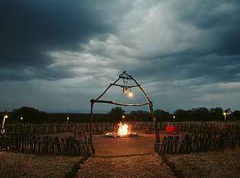 Ole Serai Luxury Camp - Kogatende: Boma mit Lagerfeuer Ole Serai Luxury Camp - Kogatende: Boma mit Lagerfeuer