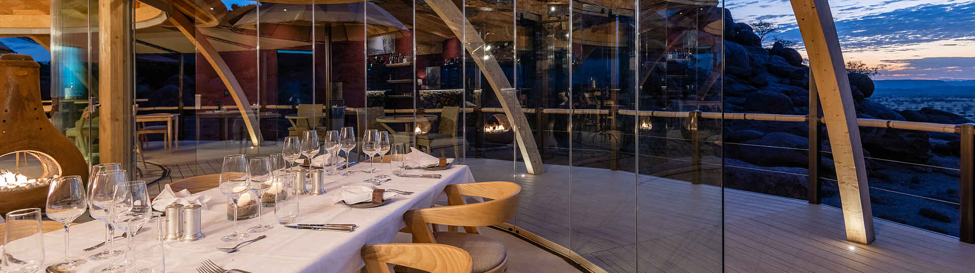 Onduli Ridge Camp: der Essbereich Onduli Ridge Camp: der Essbereich zur blauen Stunde