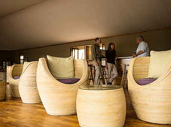 Sayari Camp: Gäste an der Bar Sayari Camp: Gäste an der Bar