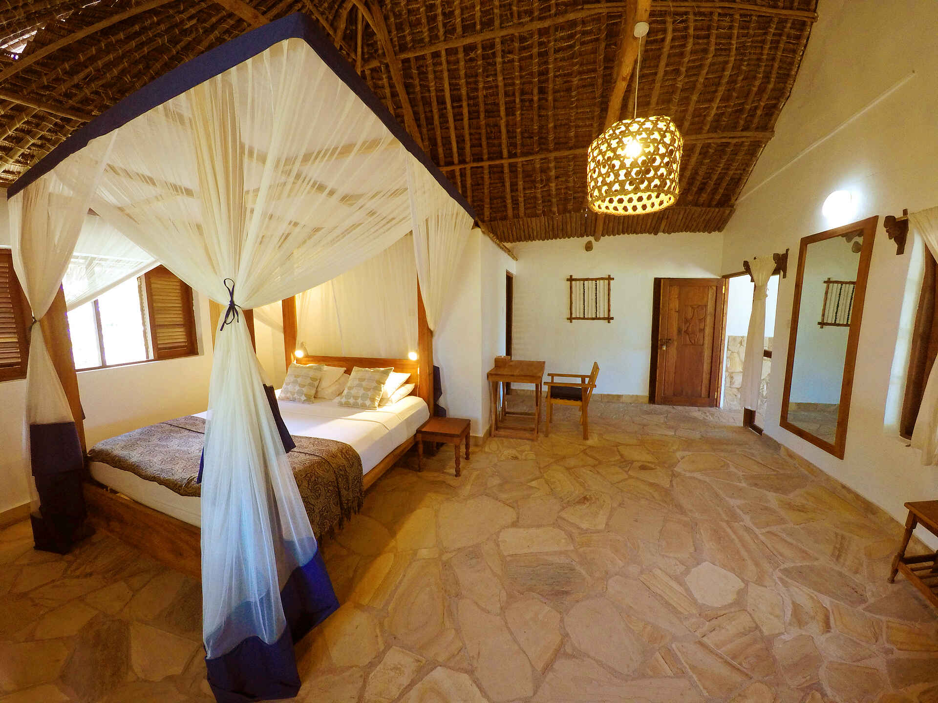 Ambient, Bett, Doppelbett, Einrichtung, Kwanini, Pemba, Resort Investor AB, Schlafzimmer, Tansania, The Manta Resort, Zimmer, Afrikarma, Afrikarma Safaris, Afrikarma Safaris - Wildnis. Hautnah., Afrikarma.de