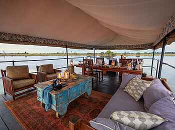 Zarafa Camp: Luxuriöses Sundowner Boot Zarafa Camp: Luxuriöses Sundowner Boot