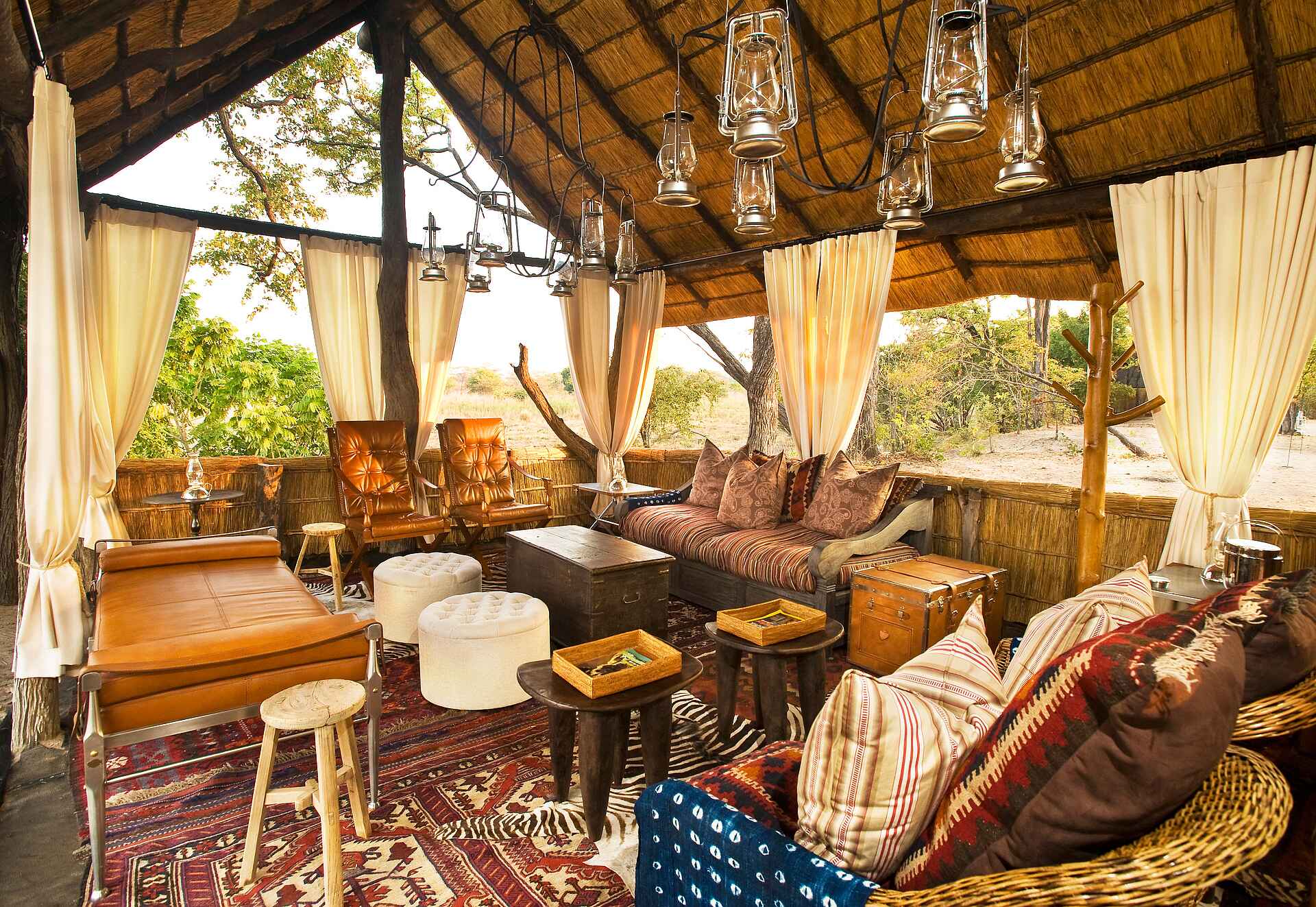 Bushcamp Company, Game Drive, Lagune, Luangwa River, Luangwa-Tal, South Luangwa National Park, Walking Safari, Zungulila Bushcamp, Korbmöbel, Ledersofa, Lounge, Öllampe, Sessel, Vorhänge, Afrikarma, Afrikarma Safaris, Afrikarma.de, Andy Hogg, Paul Allen