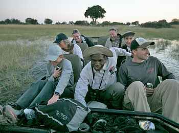 Bushman Plains Camp: Fahrt durch tiefes Wasser Bushman Plains Camp: Fahrt durch tiefes Wasser