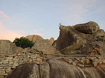 Great Zimbabwe: Mauern nach Sonnenuntergang Great Zimbabwe: Mauern nach Sonnenuntergang