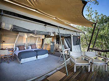 Linyanti Expeditions: Geöffnetes Zelt Linyanti Expeditions: Geöffnetes Zelt