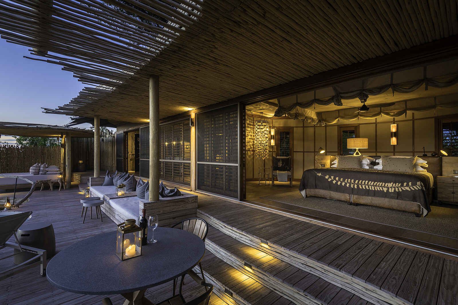 Mombo Camp: Blick vom Holzdeck in das Zelt Mombo Camp: Blick vom Holzdeck in das Zelt