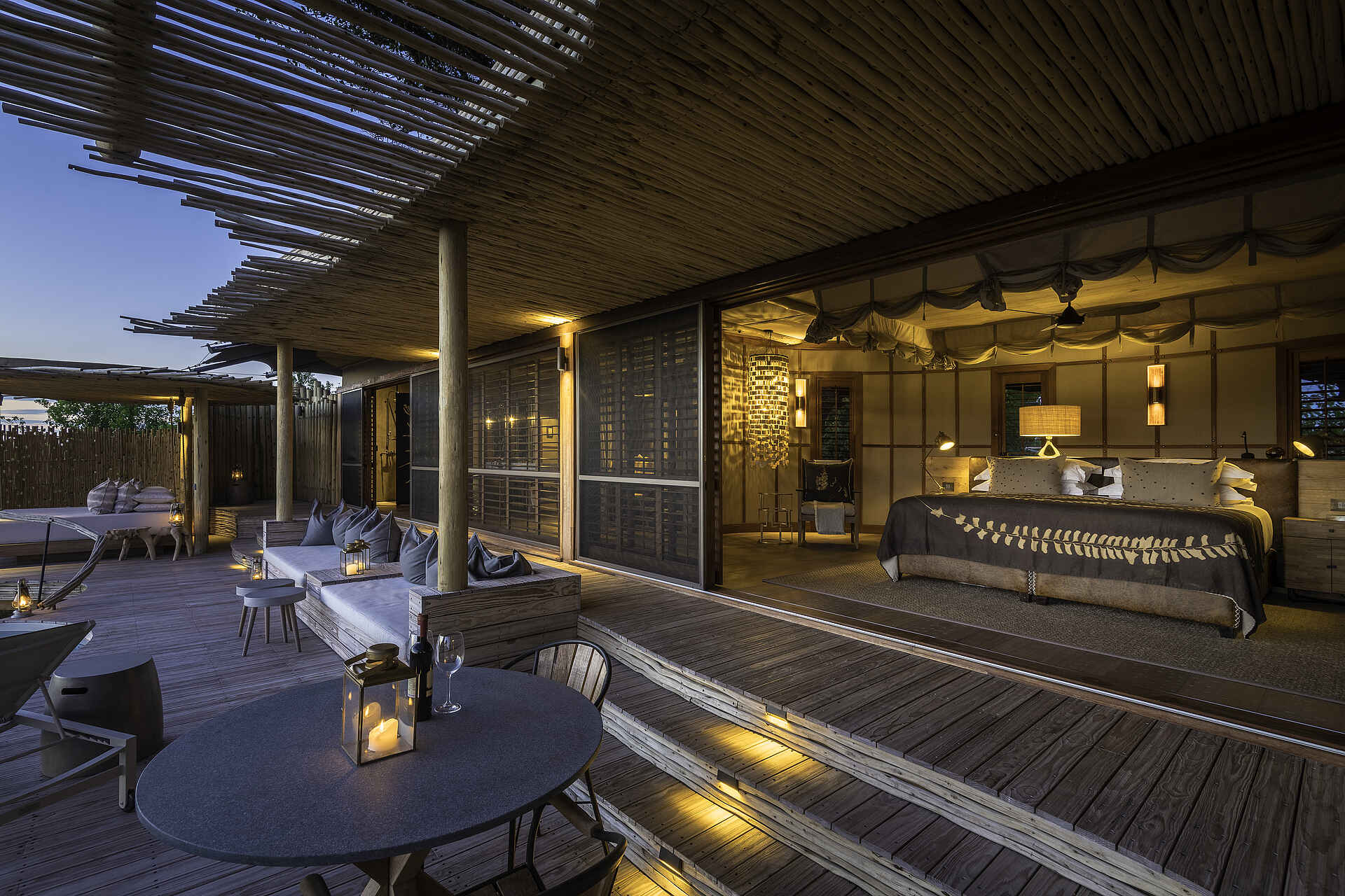 Mombo Camp: Blick vom Holzdeck in das Zelt