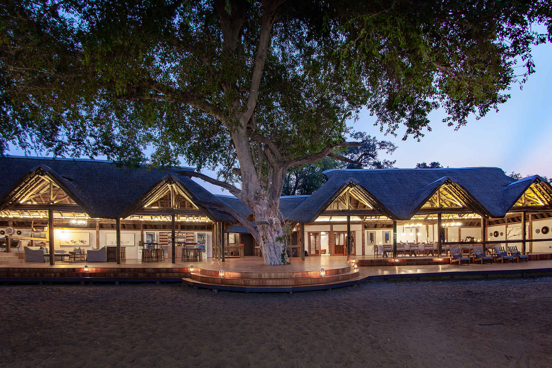 Botswana, Kwando Safaris, Okavango Delta, Safari, Afrikarma, Afrikarma Safaris, Afrikarma Safaris - Wildnis. Hautnah, Afrikarma.de, Kwando Splash, NG20, Okawango-Delta, Abendlicht, Hauptgebäude