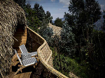 Bisate Lodge: Hölzerner Balkon mit Sitzgelegenheit Bisate Lodge: Hölzerner Balkon mit Sitzgelegenheit