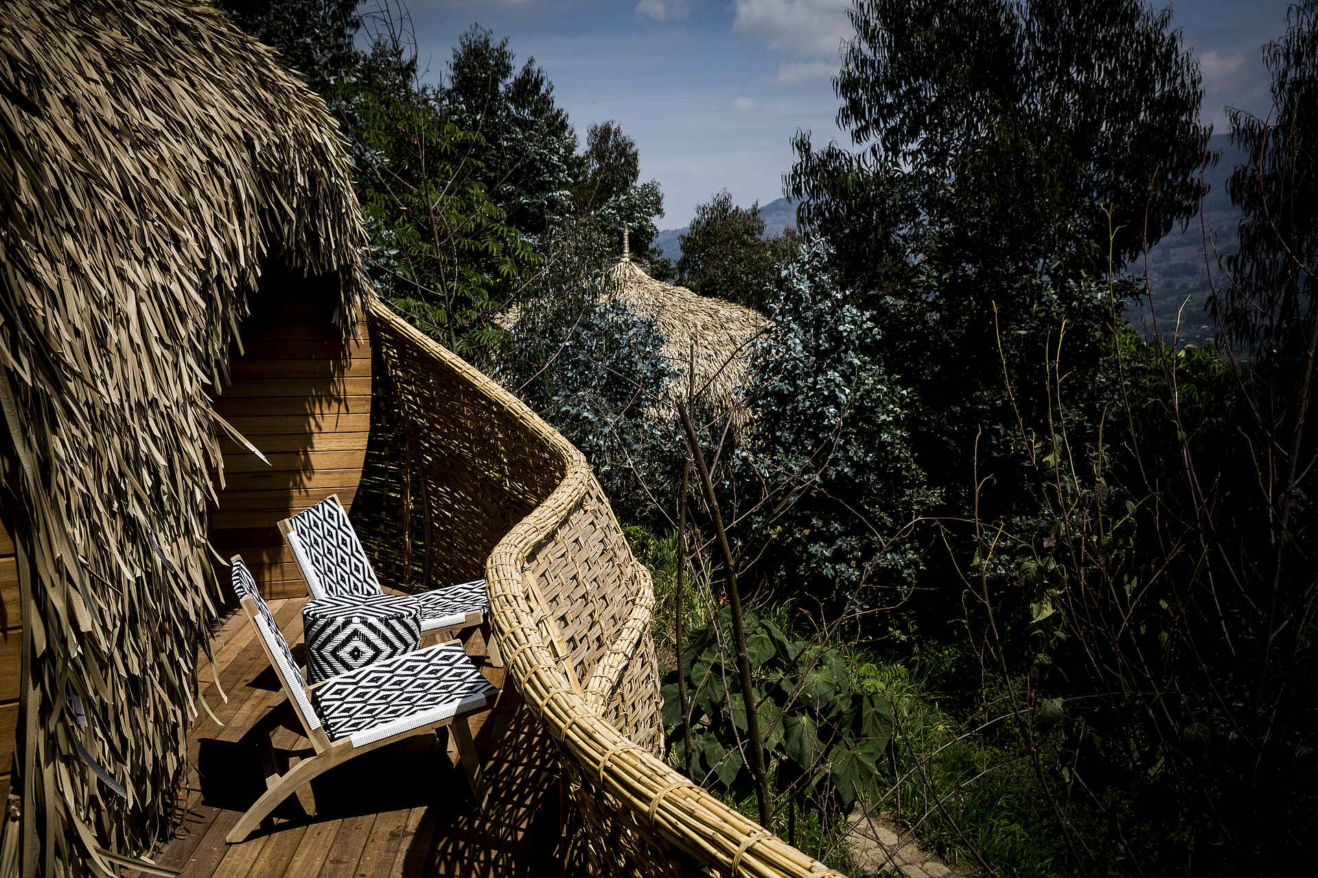 Bisate Lodge: Hölzerner Balkon mit Sitzgelegenheit