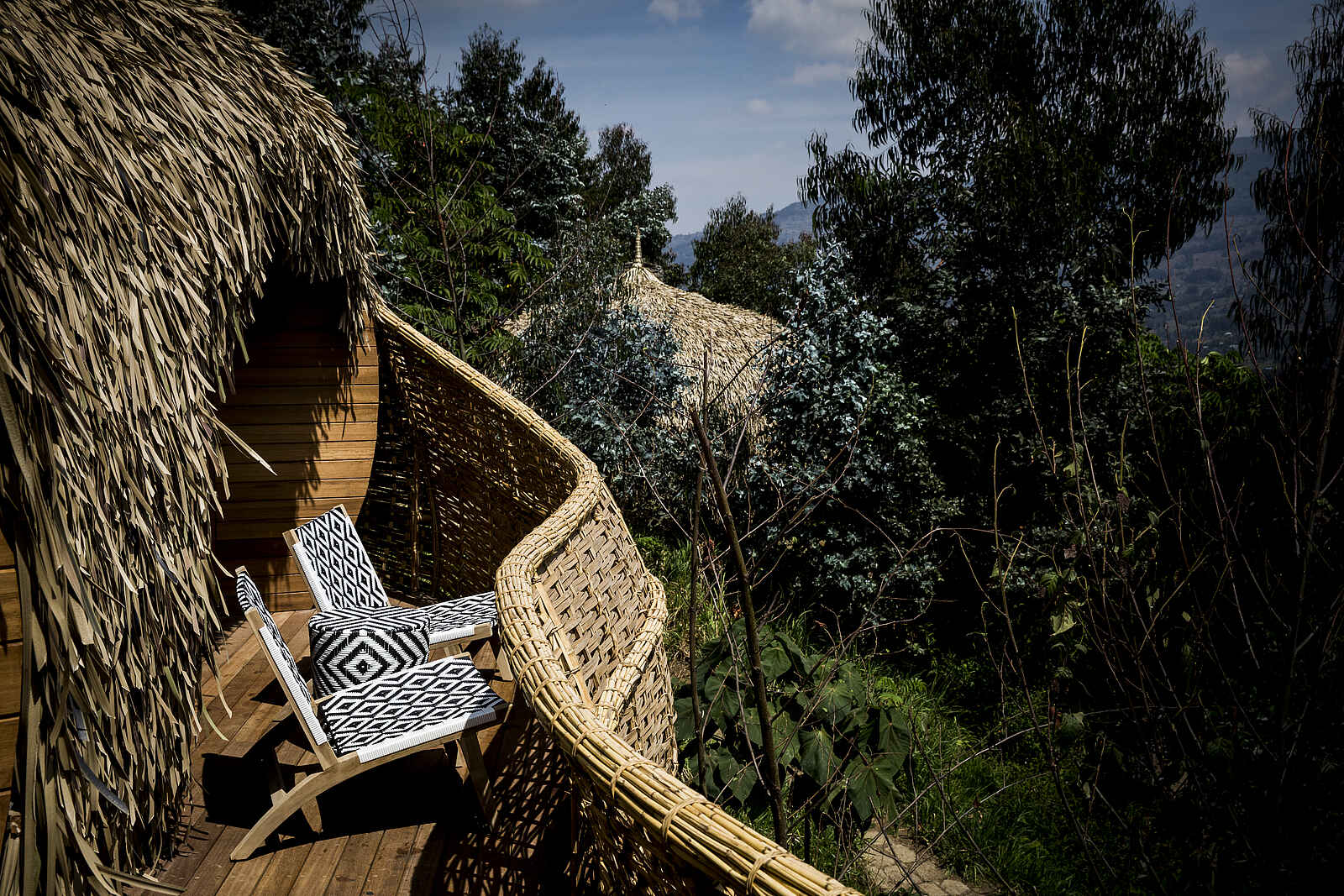 Bisate Lodge: Hölzerner Balkon mit Sitzgelegenheit Bisate Lodge: Hölzerner Balkon mit Sitzgelegenheit