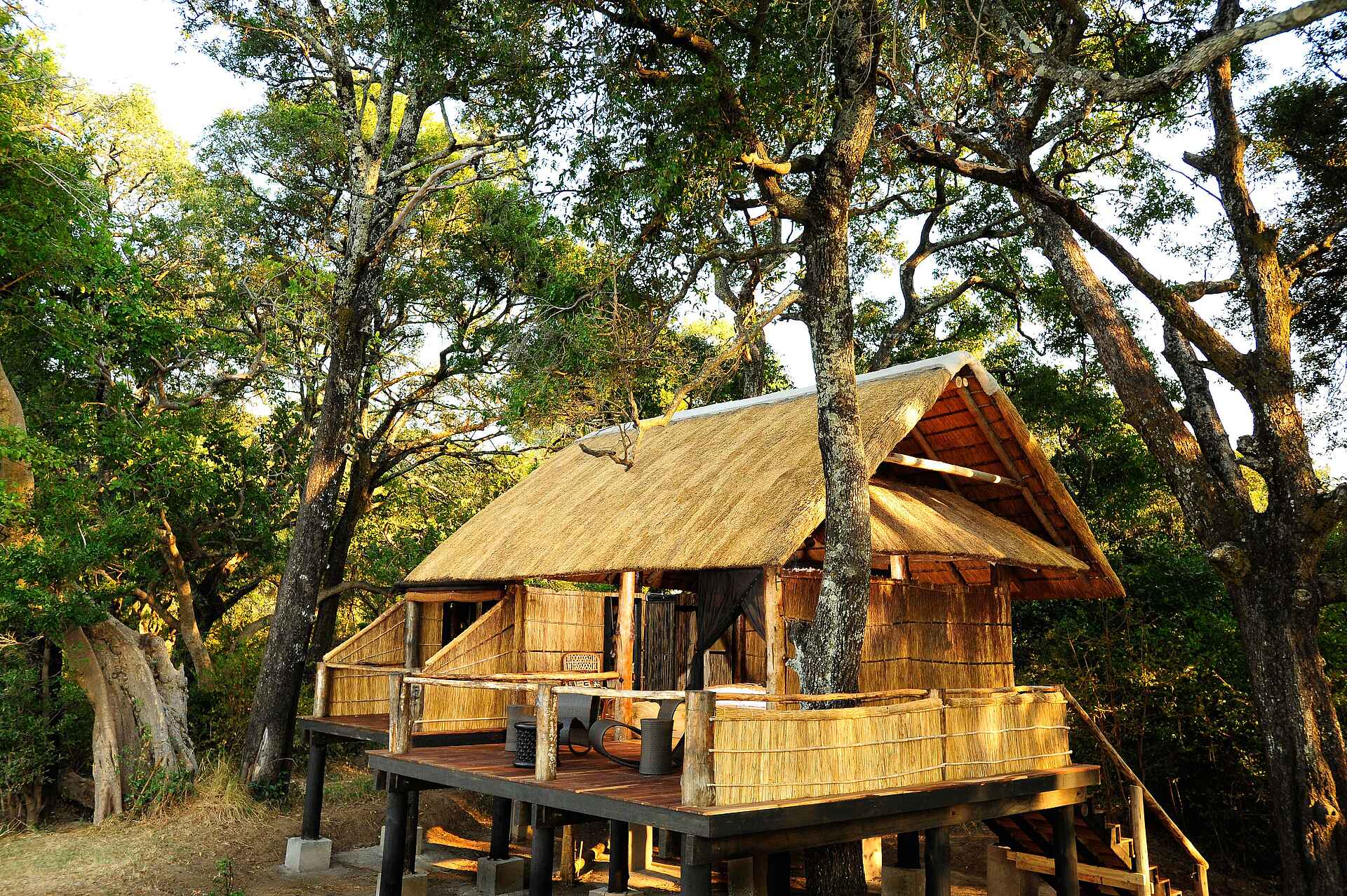 Bushcamp Company, Chamilandu Bushcamp, Game Drive, Lagune, Luangwa River, Luangwa-Tal, South Luangwa National Park, Walking Safari, Gästechalet, Gästezelt, Holzplattform, Reetdach, Afrikarma, Afrikarma Safaris, Afrikarma.de, Andy Hogg, Paul Allen