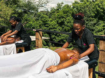 Chobe River Lodge: Spabehandlung auf der Terrasse