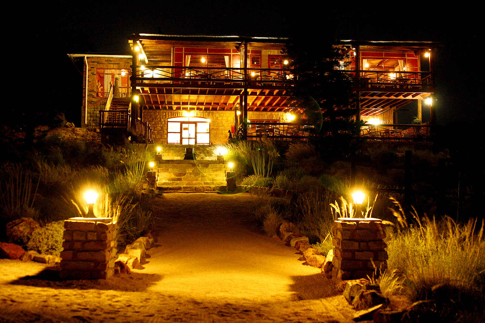 Desert Horse Inn: Blick auf das beleuchtete Haupthaus bei Nacht Desert Horse Inn: Blick auf das beleuchtete Haupthaus bei Nacht