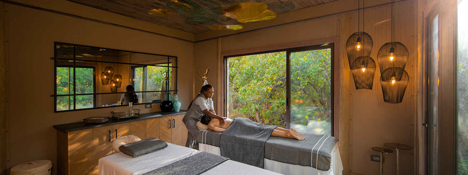 Massage-Behandlung im Duma Tau Camp