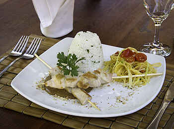 Flatdogs Camp: Hähnchenspieße und Papaya-Salat Flatdogs Camp: Hähnchenspieße und Papaya-Salat