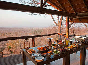 Ghoha Hills Savuti Lodge: Frühstück am Rande der Ghoha Hills