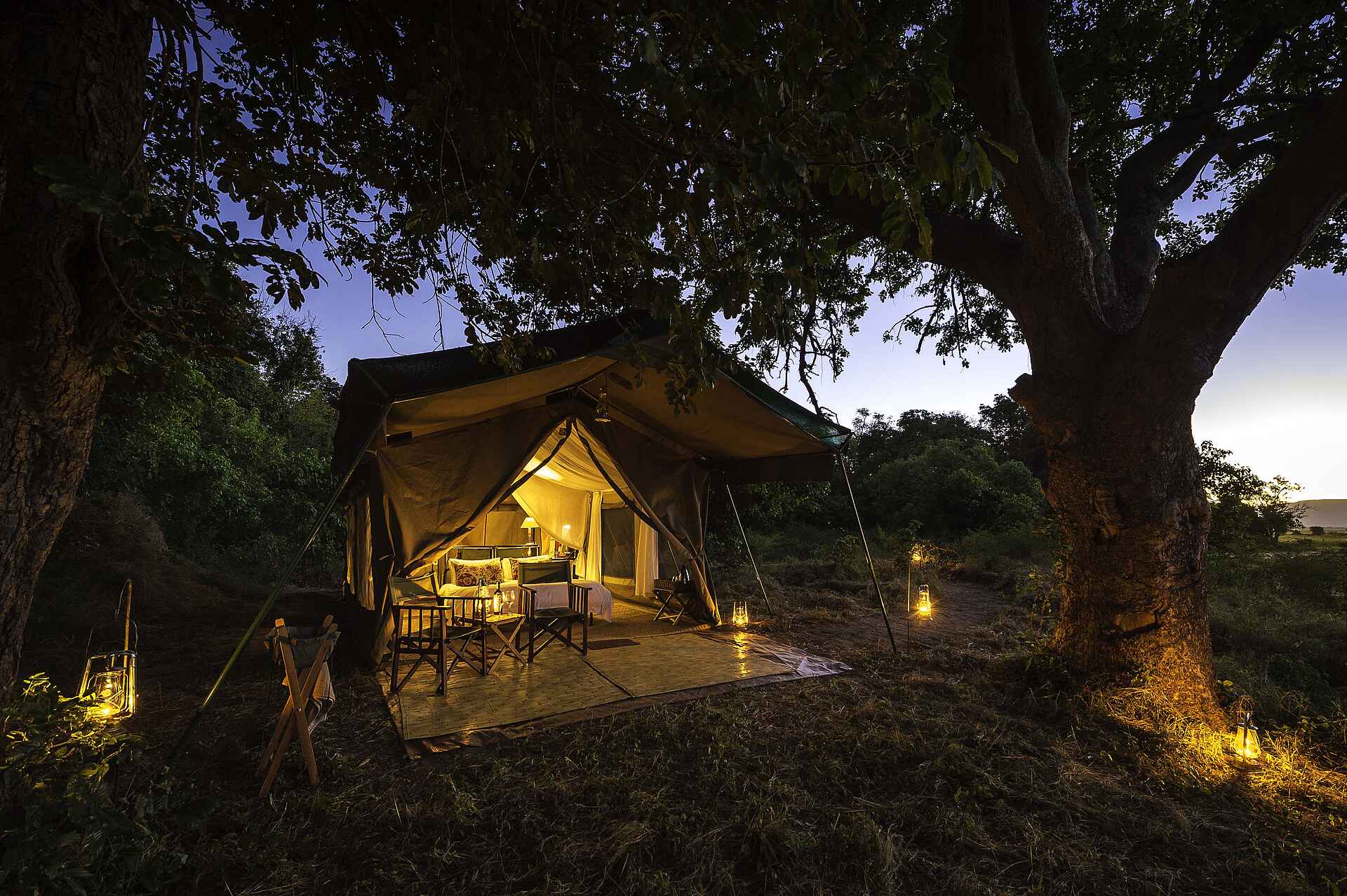 John's Camp, Mana Pools National Park, Mana Pools Nationalpark, Robin Pope Safaris, Sambesi, Simbabwe, The Mana Pools Safari Company, Zambezi River, Dunkelheit, Gästezelt, Mahagonibäume, Meruzelt, Nachteinbruch, Afrikarma, Afrikarma Safaris, Afrikarma Safaris – Wildnis. Hautnah., afrikarma.de