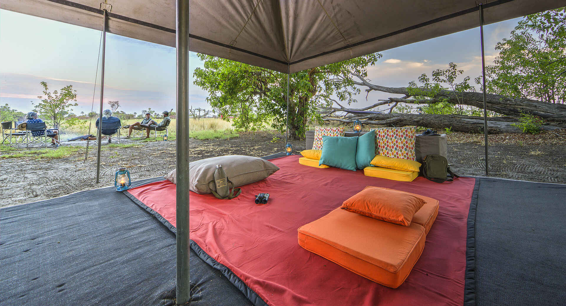 Kweene River Camp: Lounge mit Aussicht Kweene River Camp: Lounge mit Aussicht